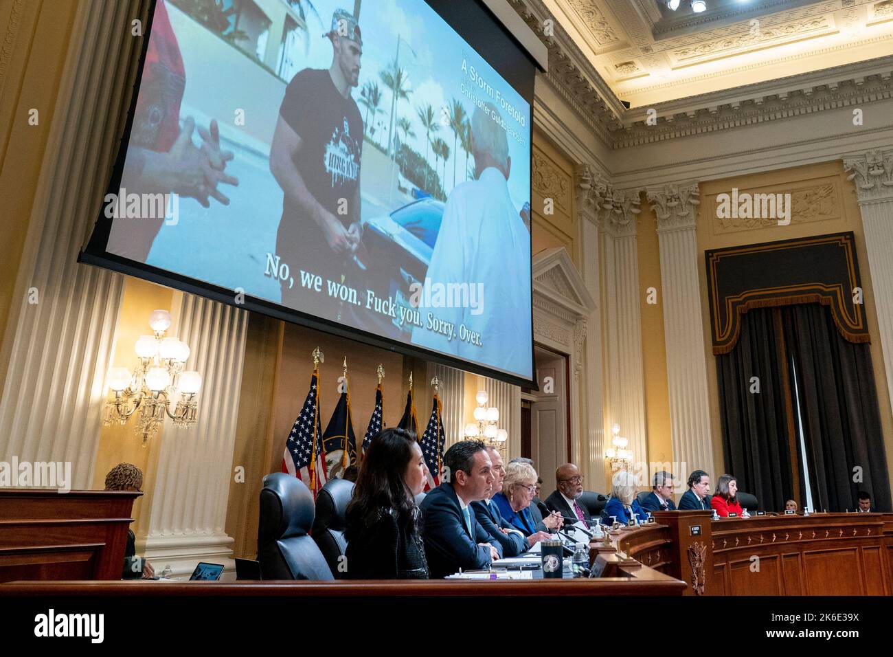 Das Video von Roger Stone, das “Nein, wir won sagt, wird während einer Anhörung des Auswahlausschusses des Repräsentantenhauses gezeigt, die den Angriff auf das US-Kapitol am 6. Januar auf dem Capitol Hill in Washington untersucht, Donnerstag, den 13. Oktober 2022. Kredit: Andrew Harnik/Pool über CNP Stockfoto