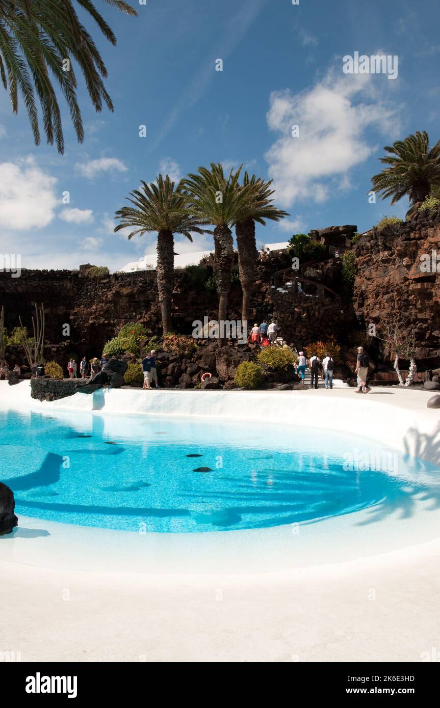 Swimmingpool im eingestürzten Lavatunnel, Jameos del Agua, Lanzarote, Kanarische Inseln. Die Jameos del Agua ist eine weitere Kreation von Cesar Manrique. Der Stockfoto