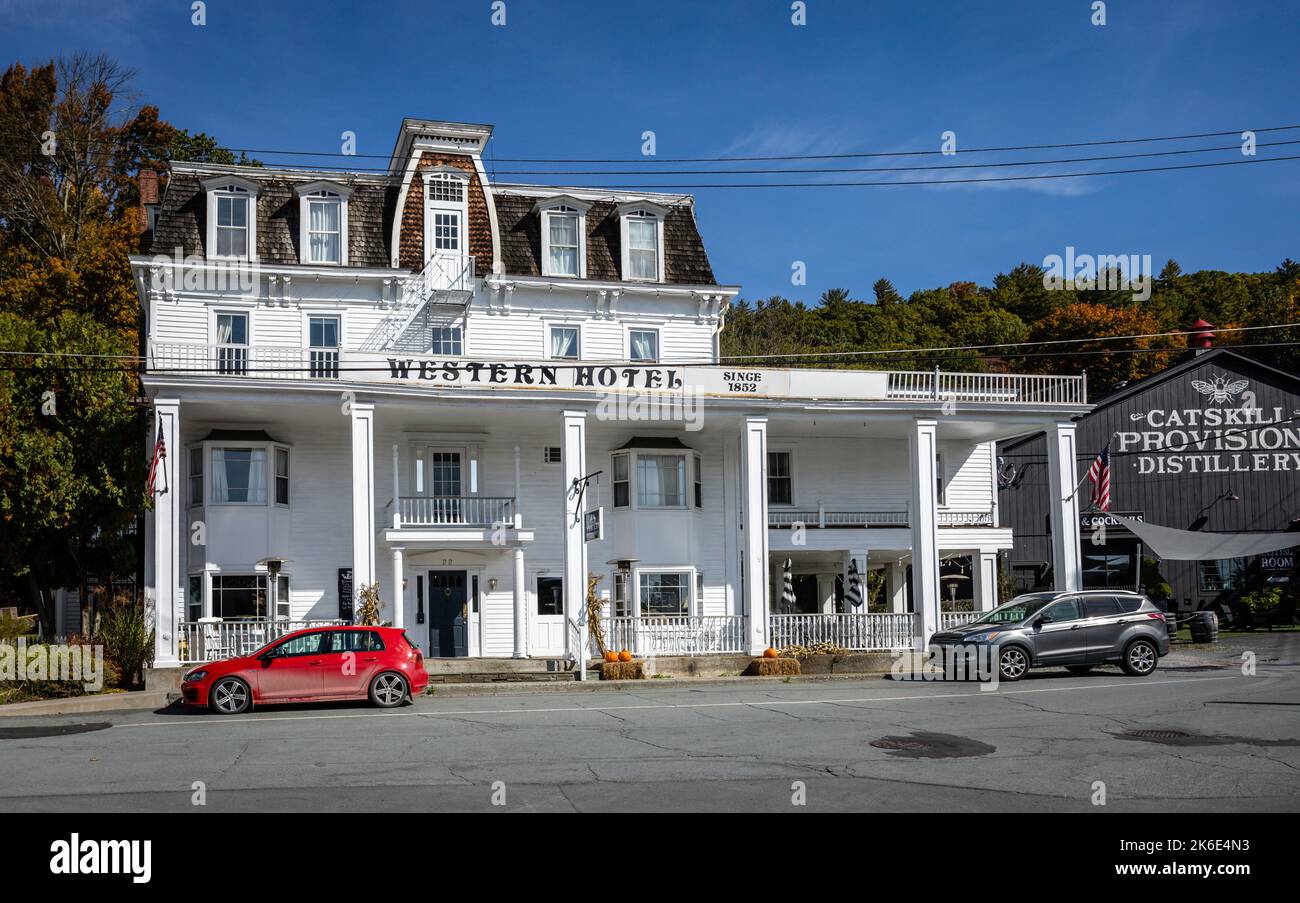 Callicoon, NY / USA - 12. Oktober 2022: Historisches Western Hotel an einem hellen Herbsttag Stockfoto