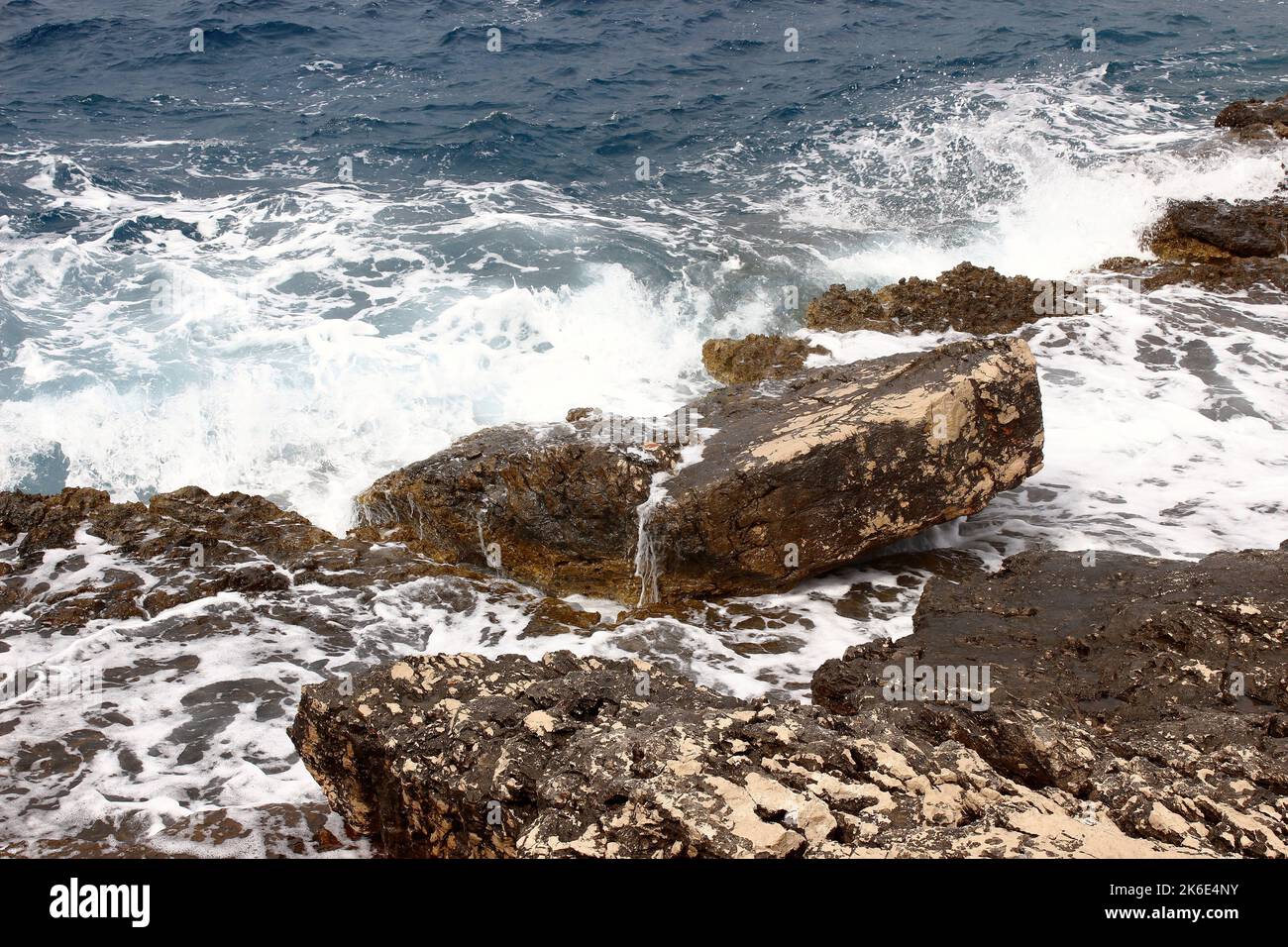 Küstenfelsen, die von Meereswellen bespritzt werden Stockfoto