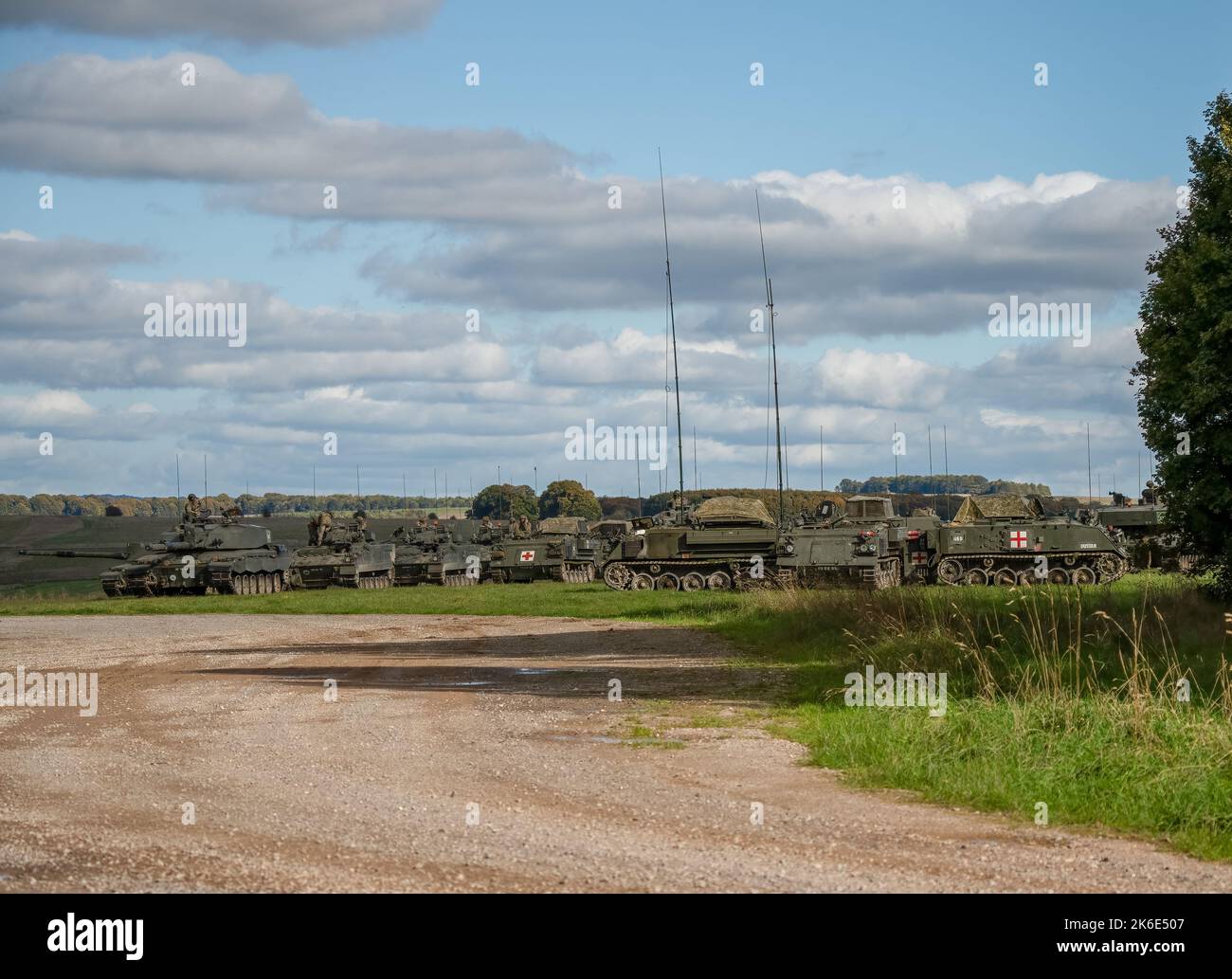 British Army Challenger II 2 FV4034 Kampfpanzer mit Bulldog FV432 APCs auf freiem Land bei einer militärischen Übung Wiltshire UK Stockfoto