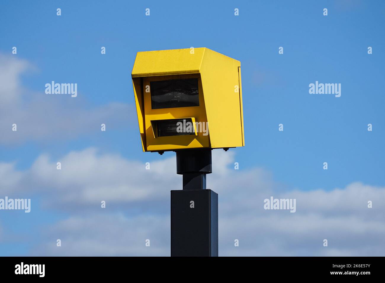 Gelbe Kamera zur Geschwindigkeitsregelung auf einer Straße Stockfoto