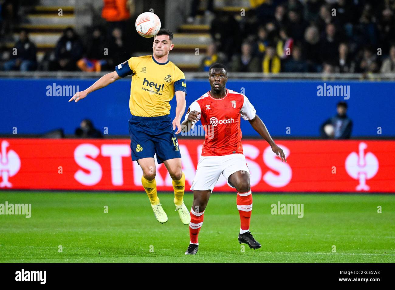 Dante Vanzeir der Union und Sikou Niakate von Braga kämpfen während eines Spiels zwischen dem belgischen Fußballteam Royale Union Saint-Gilloise und dem portugiesischen Club SC Braga am Donnerstag, dem 13. Oktober 2022 in Heverlee, Belgien, um den Ball, das vierte von sechs Spielen in der Gruppenphase des UEFA Europa League-Wettbewerbs. BELGA FOTO LAURIE DIEFFEMBACQ Stockfoto