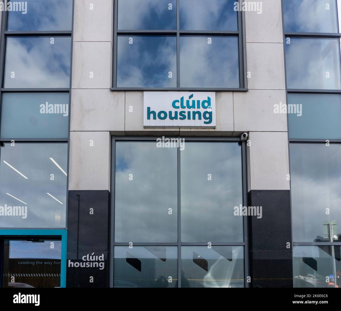 Die Büros von Cluid Housing in der Sheriff Street, Dublin, Irland. Ein gemeinnütziger Wohnungsverband, der bezahlbaren Wohnraum anbietet; Stockfoto