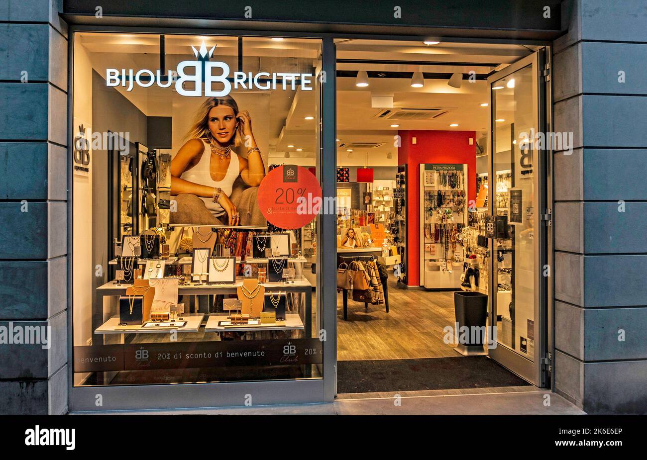 Ein Bijou Brigette Bekleidungszubehör-Geschäft in der Via Roma, Lecco, Italien. Stockfoto