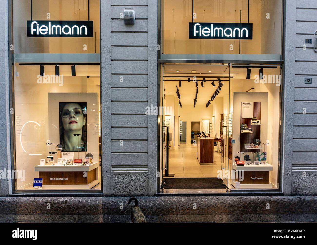 Ein Fielmann Eyewear Store an der Via Roma, Lecco, Italien. Stockfoto