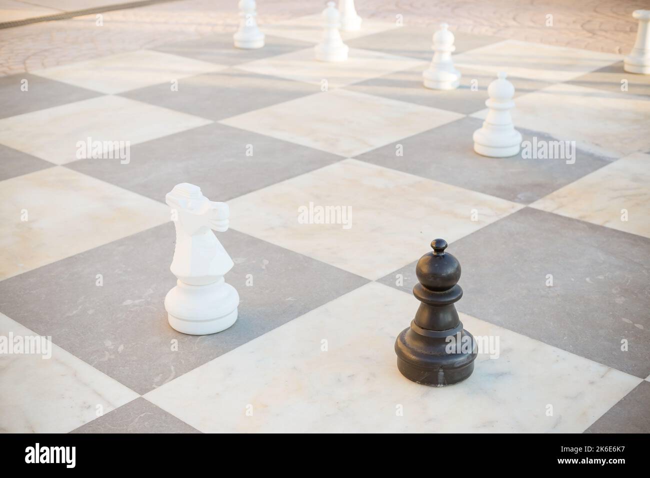 Große Stücke Schachspiele im Park. Straßenspiele.übergroße Schach im Freien auf dem Boden in öffentlichen Bereichen Zone. Selektiver Fokus. Hobby, Freizeit und Stockfoto