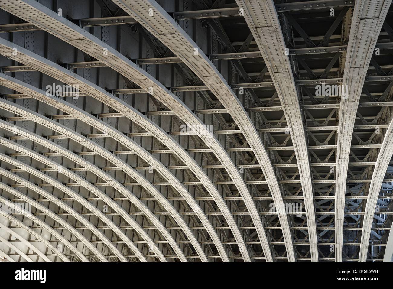 Brückenstruktur aus Metall, Ansicht des Bogenbogens von unten Stockfoto
