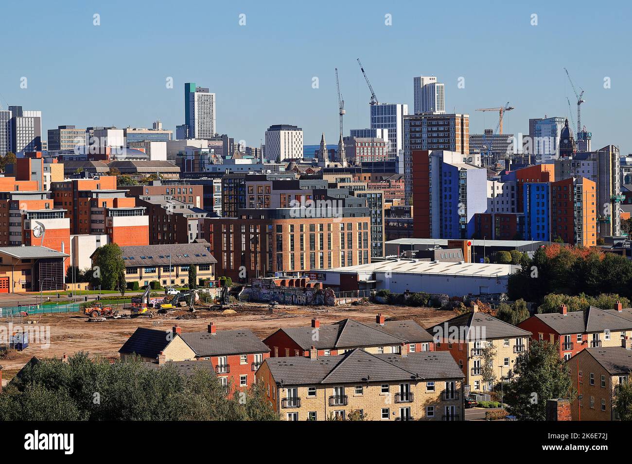 Blick auf das Stadtzentrum von Leeds. Das leere Land darunter ist der City Reach-Entwicklungsstandort auf der Kirkstall Road. Stockfoto