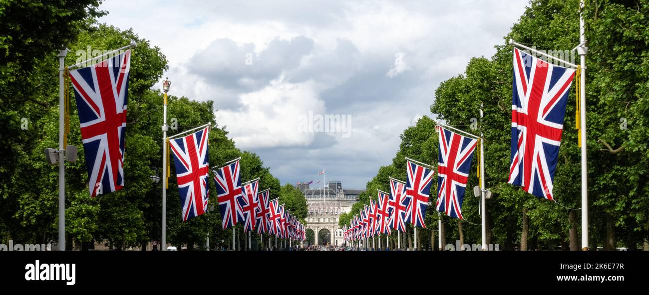 Union Jack Flags entlang der Mall, London England Großbritannien Stockfoto