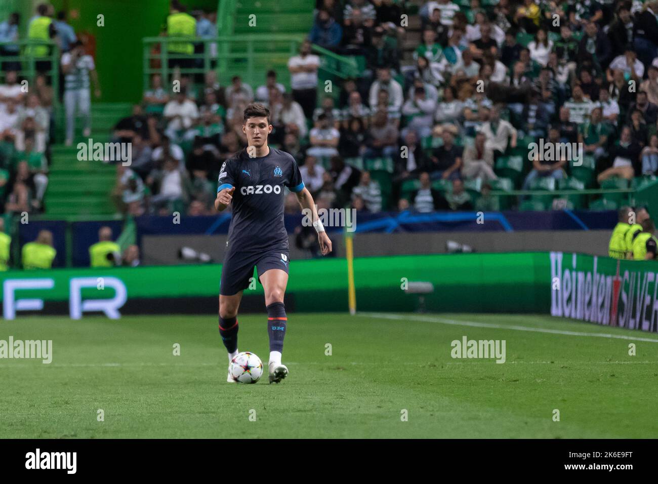 12. Oktober 2022. Lissabon, Portugal. Marseille Verteidiger aus Argentinien Leonardo Balerdi (5) in Aktion während des Spiels der Gruppe D 4. für die UEFA Champions League, Sporting vs Olympique de Marseille © Alexandre de Sousa/Alamy Live News Stockfoto