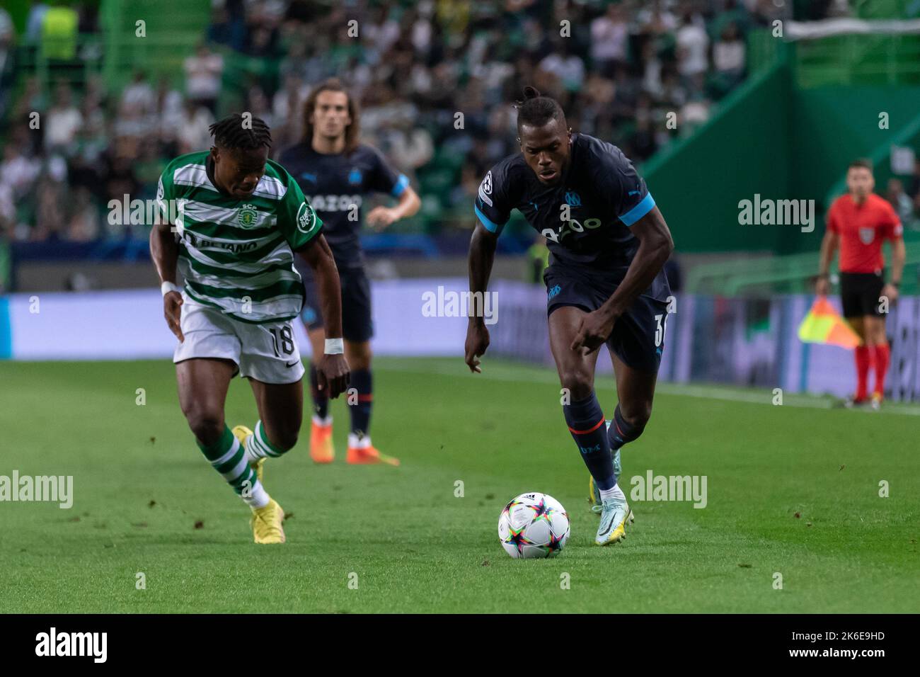 12. Oktober 2022. Lissabon, Portugal. Der Verteidiger von Marseille aus Portugal, Nuno Tavares (30), war während des Spiels der Gruppe D 4. für die UEFA Champions League, Sporting vs Olympique de Marseille in Aktion © Alexandre de Sousa/Alamy Live News Stockfoto