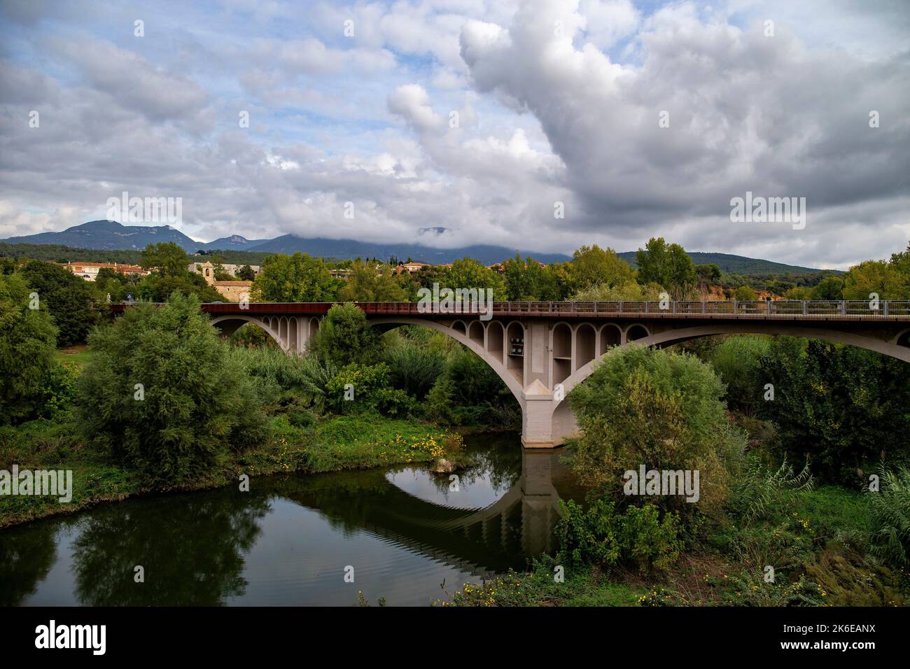 Ein allgemeiner Blick auf Pont Nou, Besalu, Katalonien am Dienstag, den 11.. Oktober 2022. (Kredit: Mark Fletcher | MI News) Stockfoto