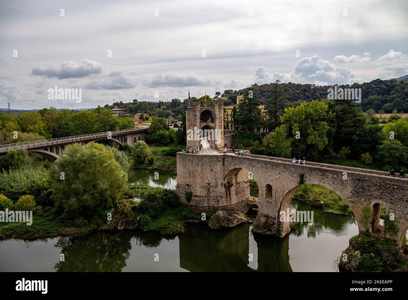 Eine allgemeine Ansicht von Puente de Besalú und der Pont Nou, Besalu, Katalonien am Dienstag, den 11.. Oktober 2022. (Kredit: Mark Fletcher | MI News) Stockfoto