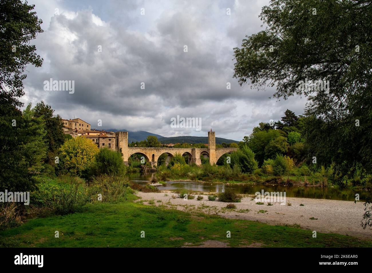 Ein allgemeiner Blick auf Pont Nou, Besalu, Katalonien am Dienstag, den 11.. Oktober 2022. (Kredit: Mark Fletcher | MI News) Stockfoto