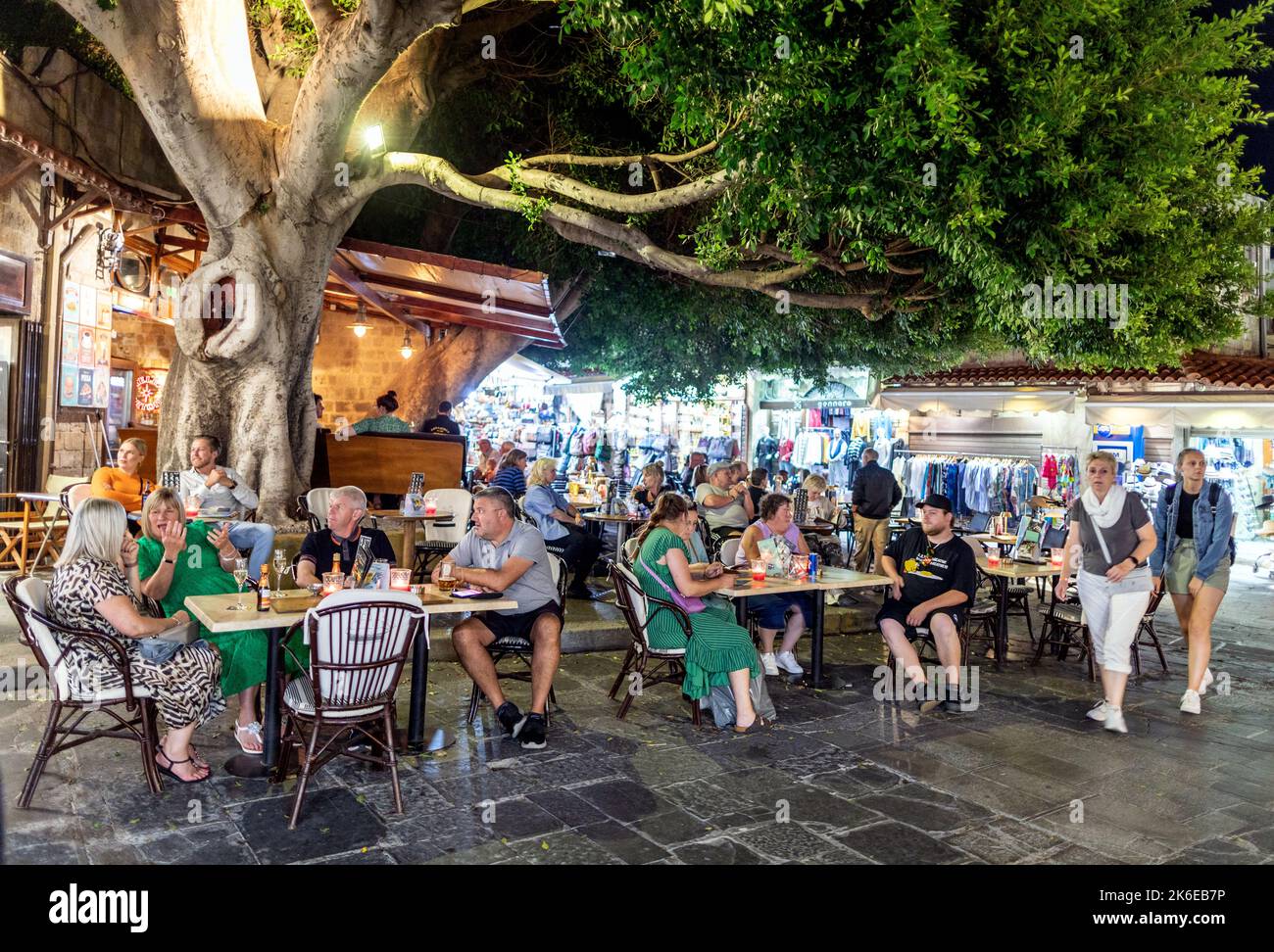 Touristen essen in Einer Taverne in der Altstadt von Rhodos bei Nacht Griechenland Stockfoto
