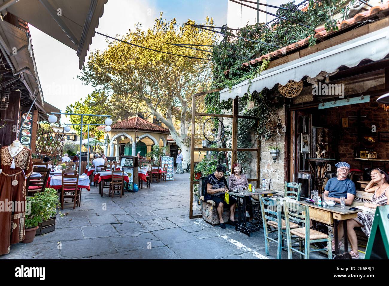 Traditionelle Bars und Tavernen in der Altstadt von Rhodos, Griechenland Stockfoto