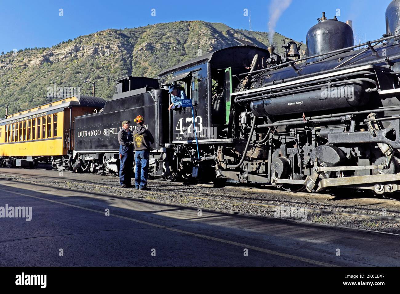 Historische K-28 Lokomotive 473 Durango & Silverton Dirigent Gespräche mit Arbeitern vor der Abreise aus Durango, Colorado, USA. Stockfoto