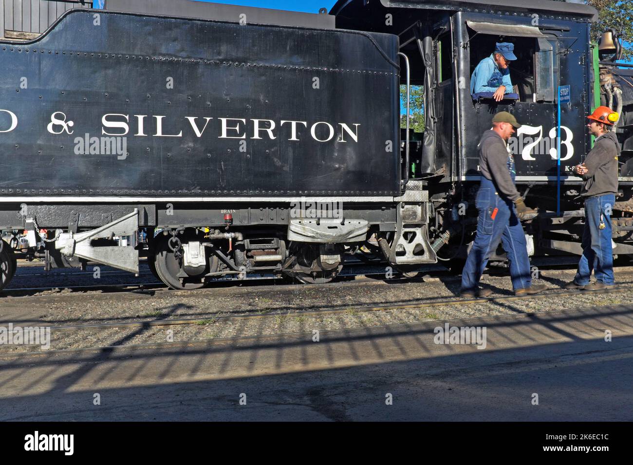 Der Zugführer spricht mit den Vorarbeitern am Bahnhof Durango, Colorado, bevor der Zug 473 am 24. September 2022 nach Silverton abfährt. Stockfoto