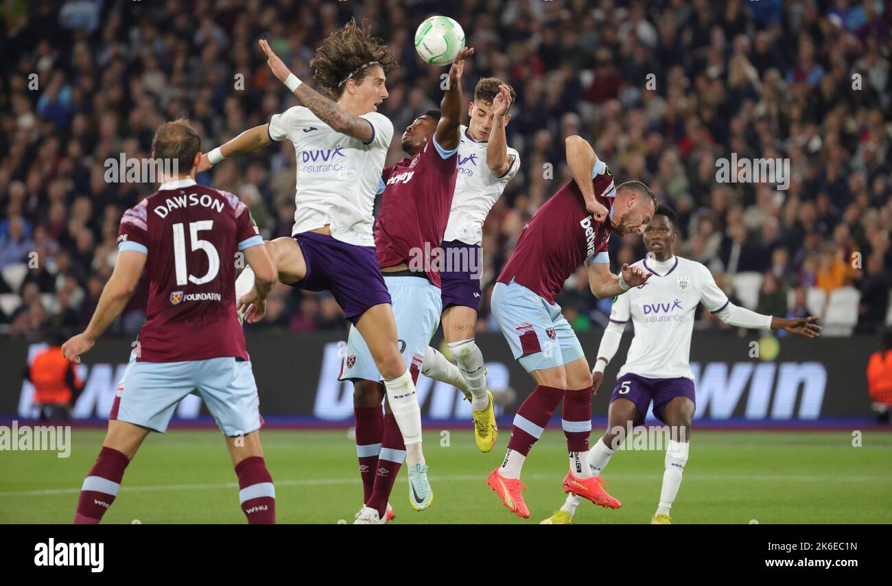 Fabio Silva von Anderlecht, Ben Johnson von West Ham und Sebastiano Esposito von Anderlecht kämpfen während eines Fußballspiels zwischen dem britischen West Ham United FC und dem belgischen RSC Anderlecht am Donnerstag, dem 13. Oktober 2022 in London, Großbritannien, Belgien, um den Ball. Am vierten Tag in der Gruppenphase der UEFA Conference League. BELGA FOTO VIRGINIE LEFOUR Stockfoto