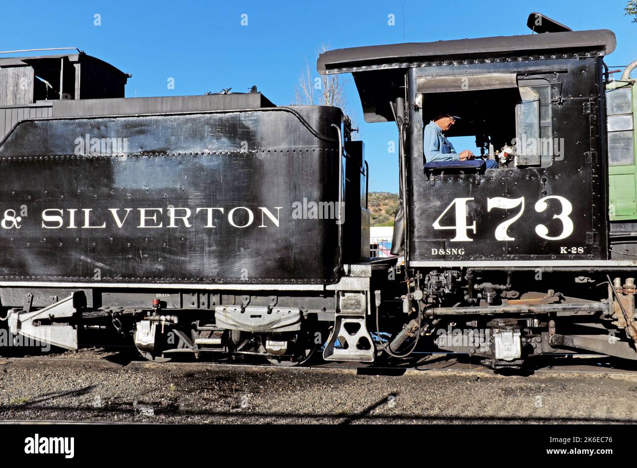 Der Schaffner sitzt in der Kabine der Lokomotive 473, bevor er am 24. September 2022 von Durango nach Silverton Colorado abheben wird. Stockfoto