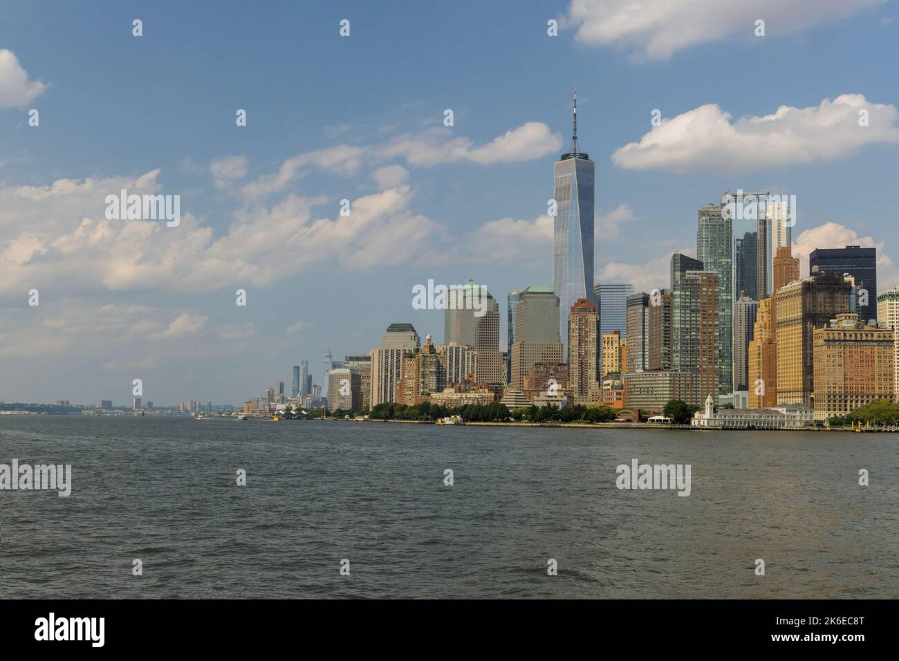 Am East River bietet sich ein Panoramablick auf die Skyline der Innenstadt von New York Manhattan Stockfoto