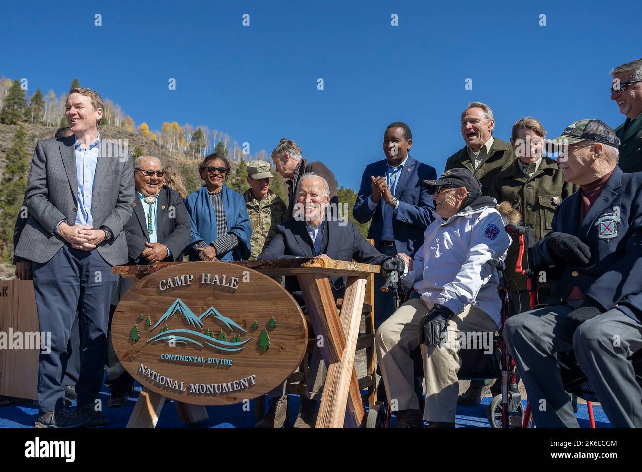 Red Cliff, Usa. 12. Oktober 2022. Der US-Präsident Joe Biden, Mitglieder des Kongresses und Veteranen unterschreibt den Exekutivbefehl, der Camp Hale zum Nationaldenkmal erklärt, während einer Zeremonie im White River National Forest am 12. Oktober 2022 in Red Cliff, Colorado. Camp Hale, ein ehemaliger Trainingsgelände des Zweiten Weltkriegs, ist das erste nationale Denkmal, das Biden während seiner Amtszeit benannt hat. Bild: Adam Schultz/White House Photo/Alamy Live News Stockfoto