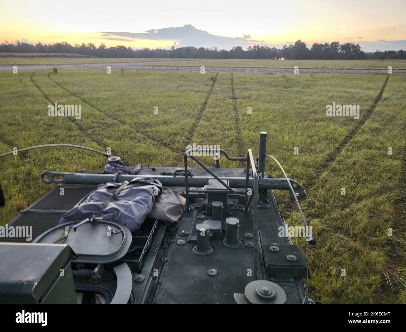 US Army Chemical Corps Soldaten unterstützten die 497. Multi-Role Bridge Company während einer Nassüberquerung Übung auf Fort Stewart, Georgia. Soldaten der 92. Chemical Company nahmen an einer Trainingsübung Teil, die Kampfeinheiten ermöglichen soll, Hindernisse zu überwinden und feindliche Kräfte zu übermanövrieren. Foto der US-Armee von Capt. Donovan G. Coleman. Stockfoto