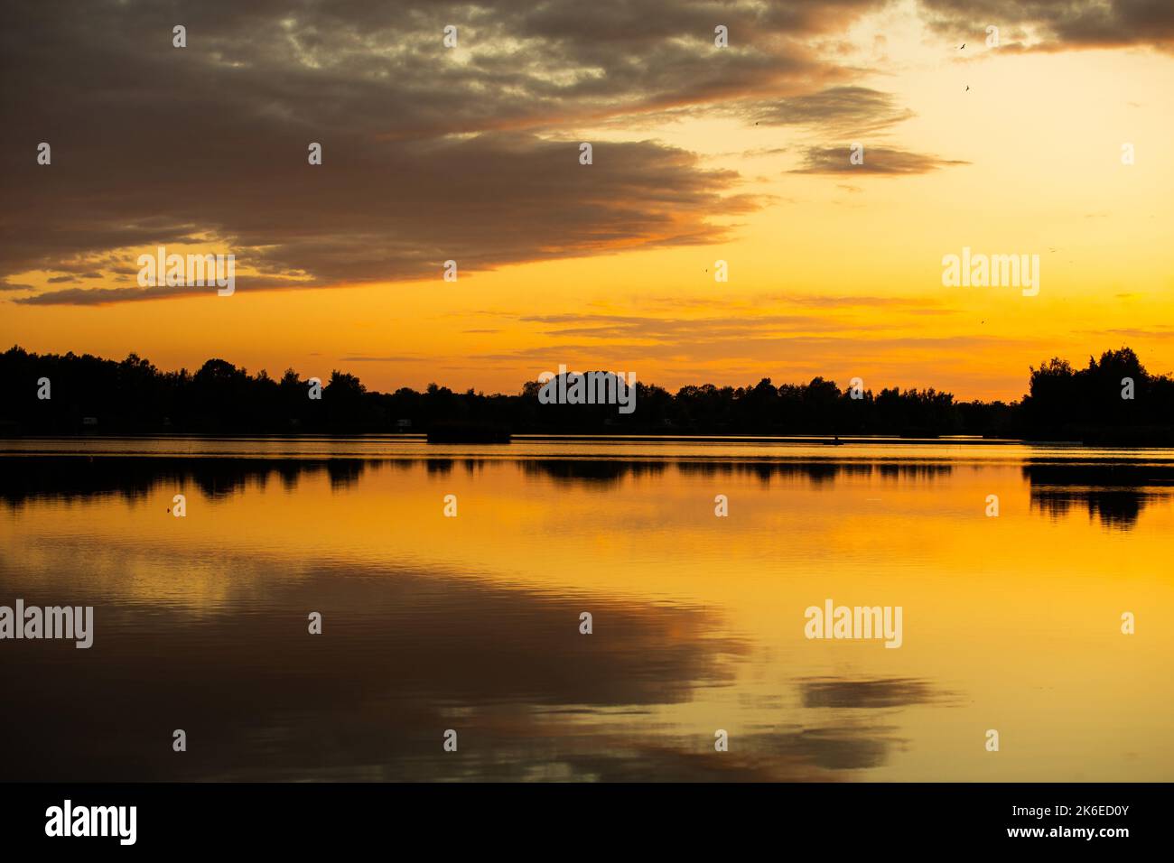 Sonnenuntergang am See im schönen Polen Stockfoto