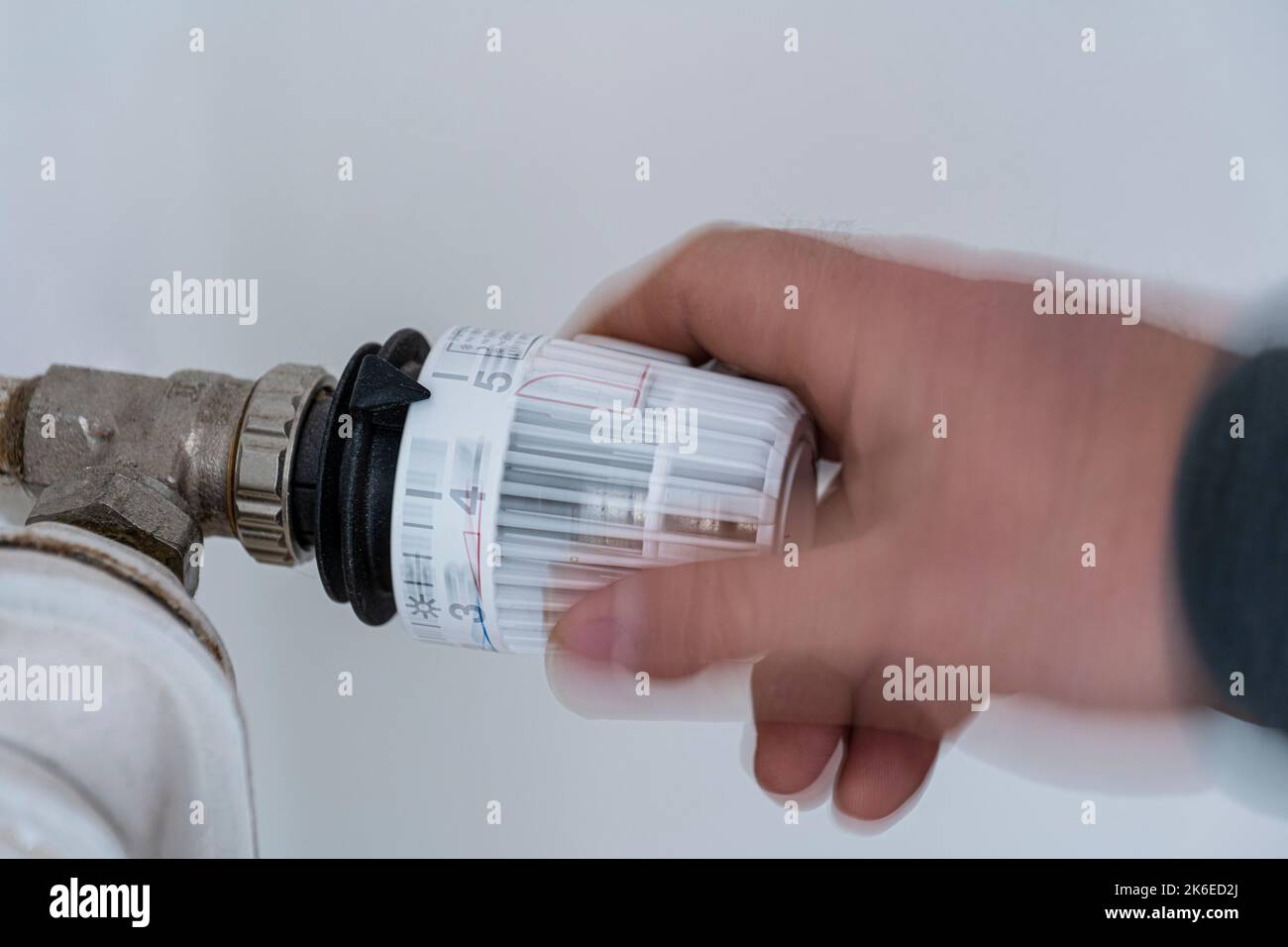 Schalten Sie den Heizthermostat aus. Rotationsbewegung mit Bewegungsunsicherheit Stockfoto