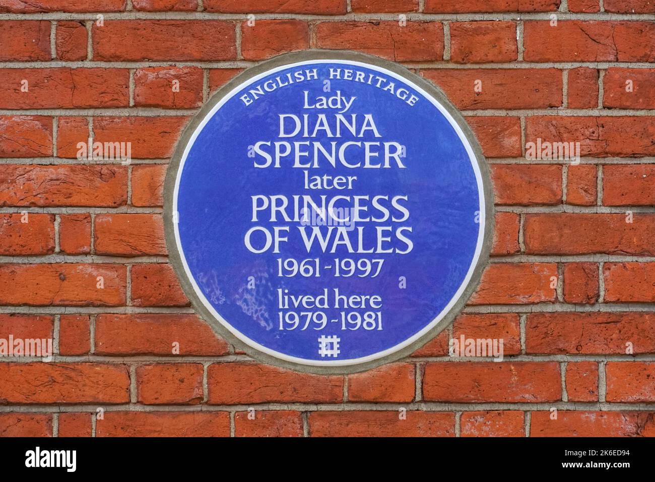 Eine blaue Plakette von Lady Diana Spencer am Coleherne Court an der Old Brompton Road, London England Vereinigtes Königreich Großbritannien Stockfoto