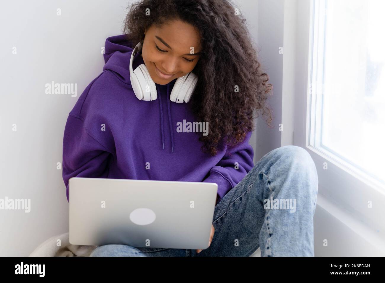 Glücklich attraktive afroamerikanische Mädchen arbeiten Büro arbeiten aus der Ferne von zu Hause Schwarze Frau mit Laptop-Computer Fernunterricht Online-Bildung und Stockfoto