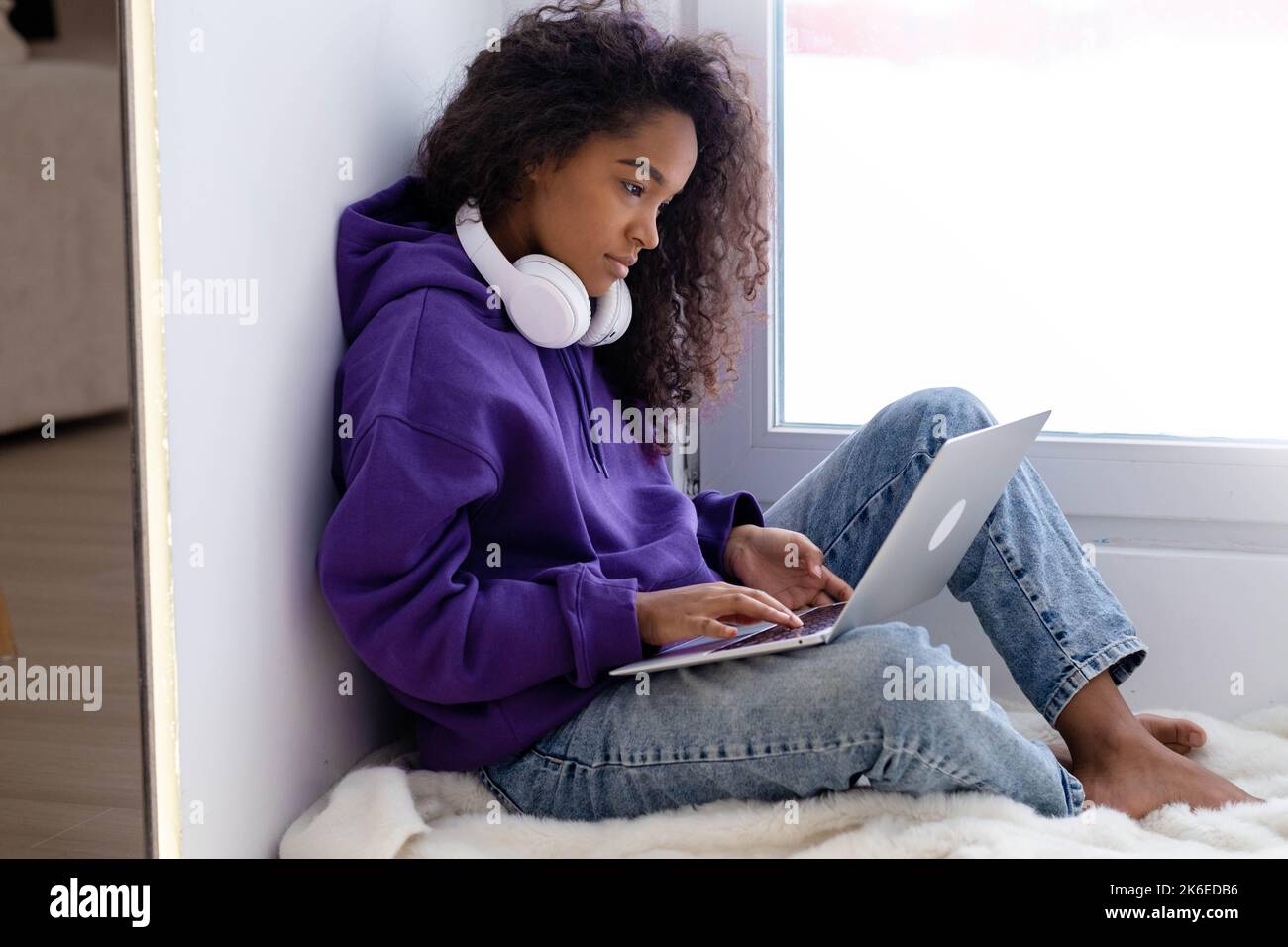 Glücklich attraktive afroamerikanische Mädchen arbeiten Büro arbeiten aus der Ferne von zu Hause Schwarze Frau mit Laptop-Computer Fernunterricht Online-Bildung und Stockfoto