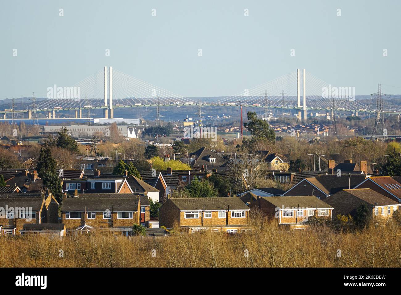 Häuser in Rainham mit Queen Elizabeth II Bridge im Hintergrund, Essex, England, Großbritannien, Großbritannien Stockfoto