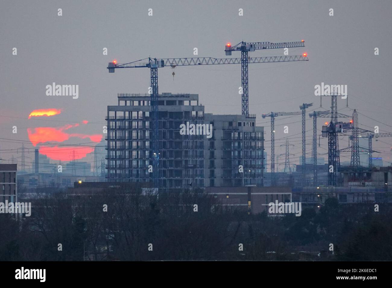 Kräne auf der Baustelle des Wohnungsbaus in London, England, Vereinigtes Königreich Stockfoto