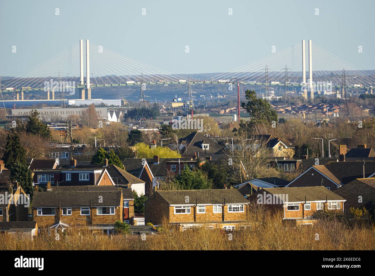 Häuser in Rainham mit Queen Elizabeth II Bridge im Hintergrund, Essex, England, Großbritannien, Großbritannien Stockfoto