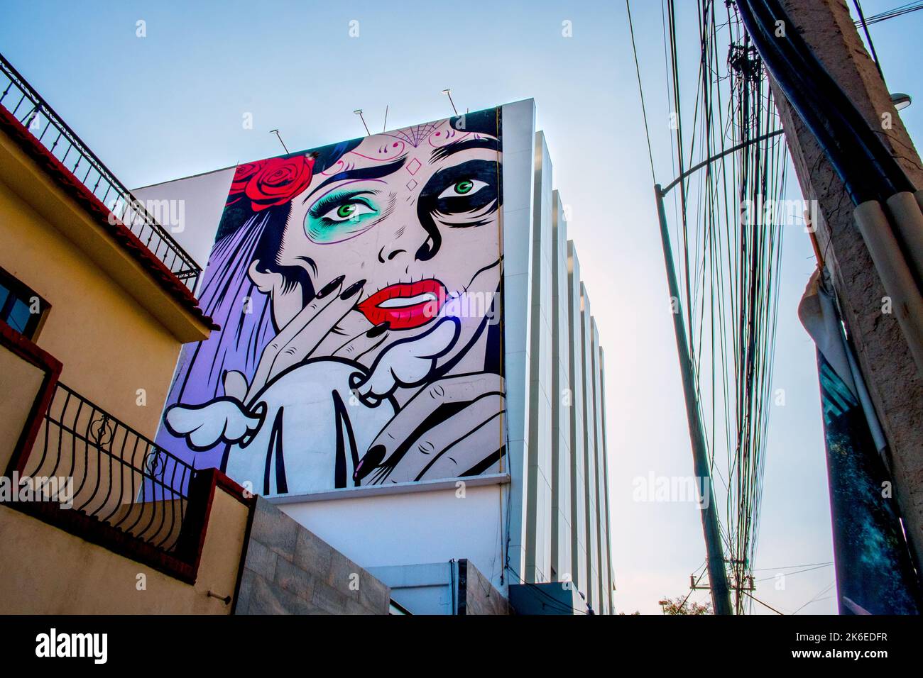 Wandgemälde im Comic-Stil auf einem hohen Gebäude im Roma-Viertel von Mexiko-Stadt Stockfoto