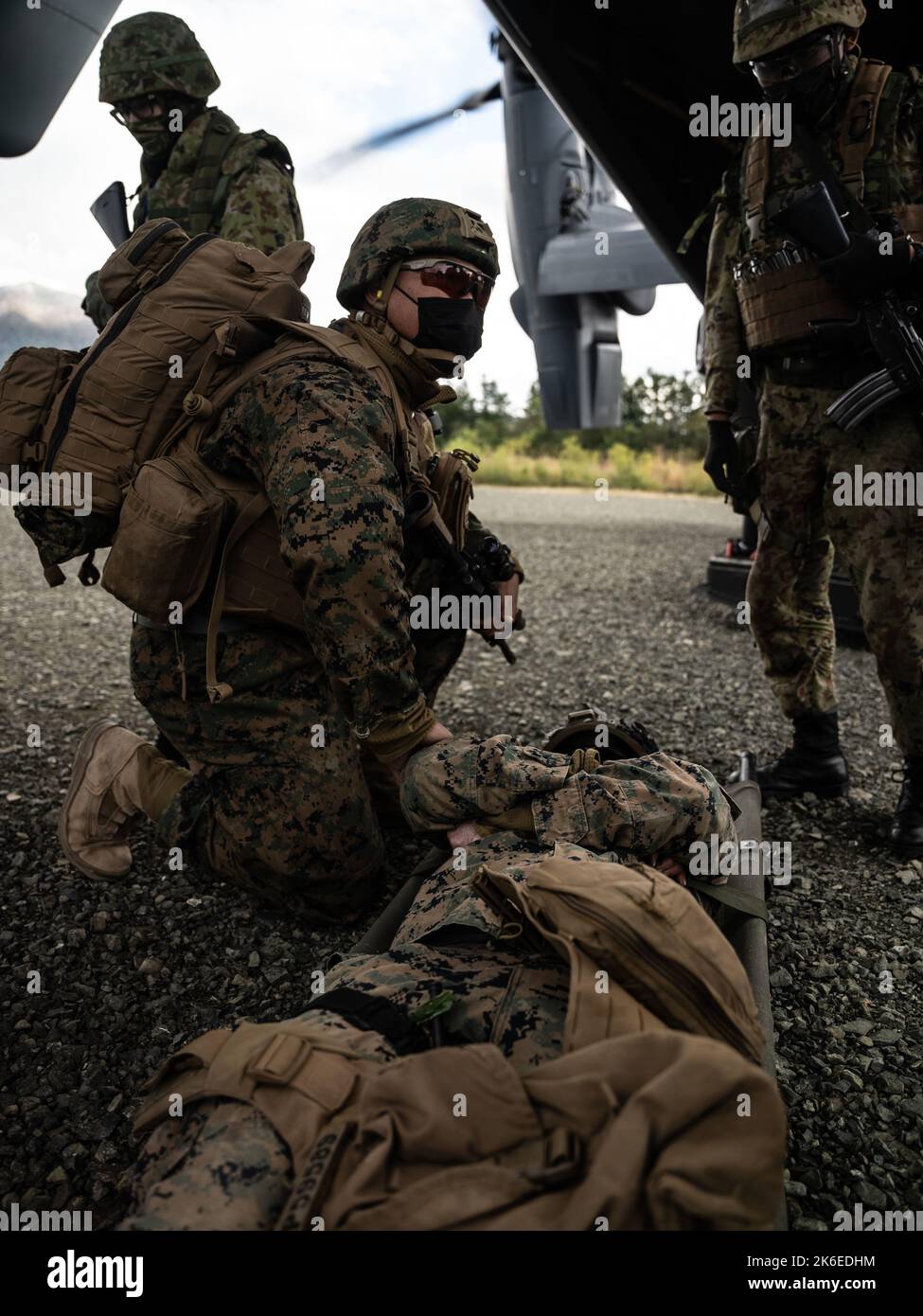 John Dalton Nokon, ein Korpsmann mit 3. Bataillons, 3. Marines, 3. Marine Division, beurteilt einen simulierten Unfall während einer Massenübung bei Resolute Dragon 22 im Kamifurano Manövergebiet, Hokkaido, Japan, 6. Oktober 2022. Resolute Dragon 22 ist eine jährliche Übung zur Stärkung der Verteidigungsfähigkeiten der US-Japan-Allianz durch die Ausübung integrierter Kommando- und Kontrollfunktionen, das Anvisieren, die Kombination von Waffen und Manöver über mehrere Domänen hinweg. (USA Marine Corps Foto von CPL. Moises Rodriguez) Stockfoto