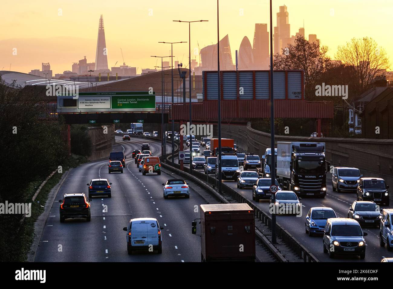 Verkehr auf der A12 Road mit Wolkenkratzern der City of London im Hintergrund, London England Vereinigtes Königreich Stockfoto