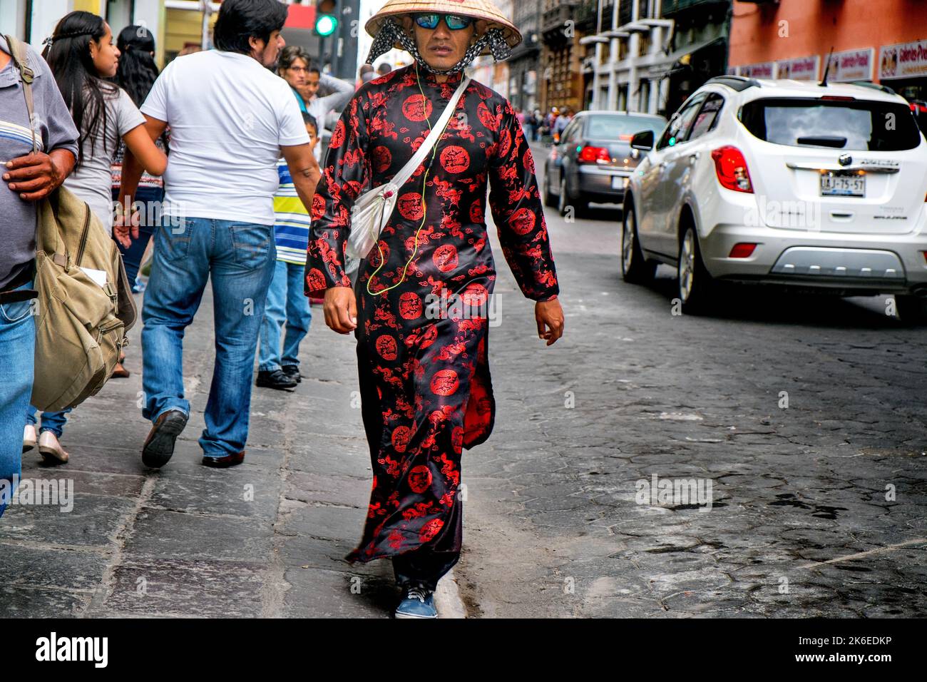 Mann in einem chinesischen Kaftan auf einer Straße in Puebla, Mexiko Stockfoto