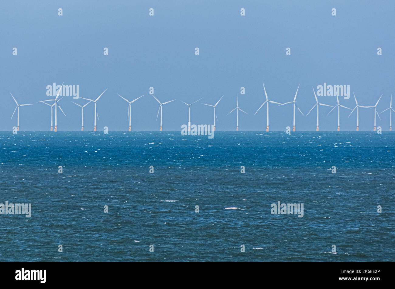 Reihe von Offshore-Windturbinen Stockfoto