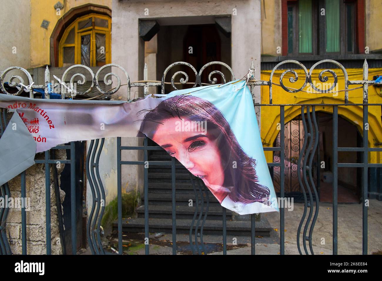 Zerrissenes Schild in einem Viertel von Mexiko-Stadt, Frauengesicht Stockfoto