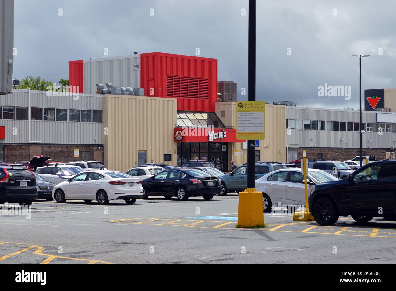 Parkplatz und Wendy's Restaurant des Quinpool Center, einem