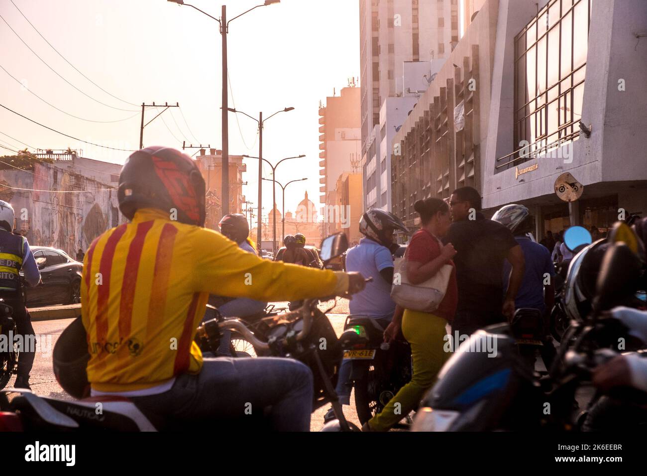 Cartagena, Kolumbien, Fußgängerüberweg, Straße, Motorradfahrer mit Helm Stockfoto