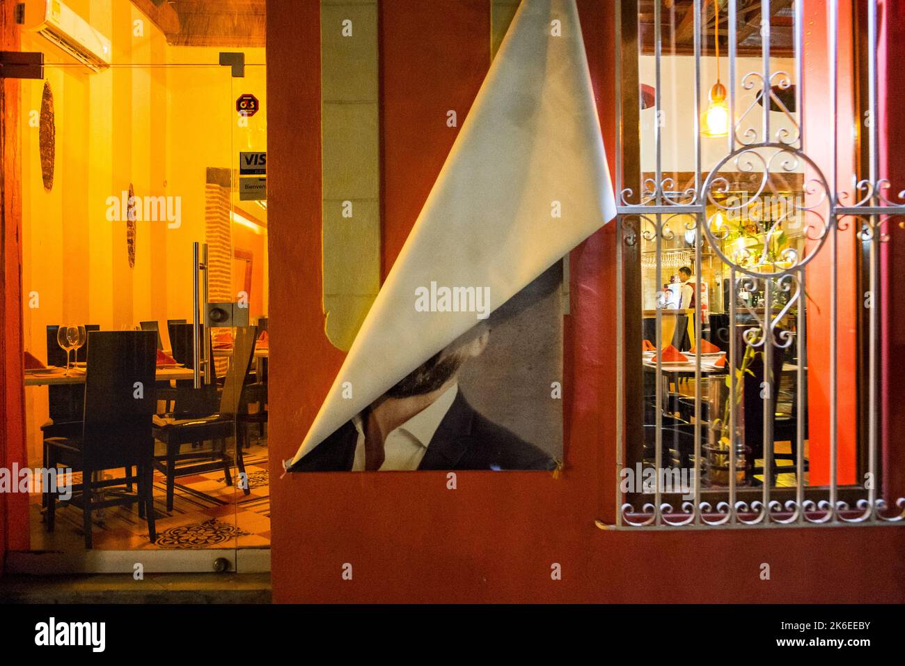 Outdoor-Poster umgeklappt, Männergesicht halb sichtbar, Cartagena, Kolumbien Stockfoto