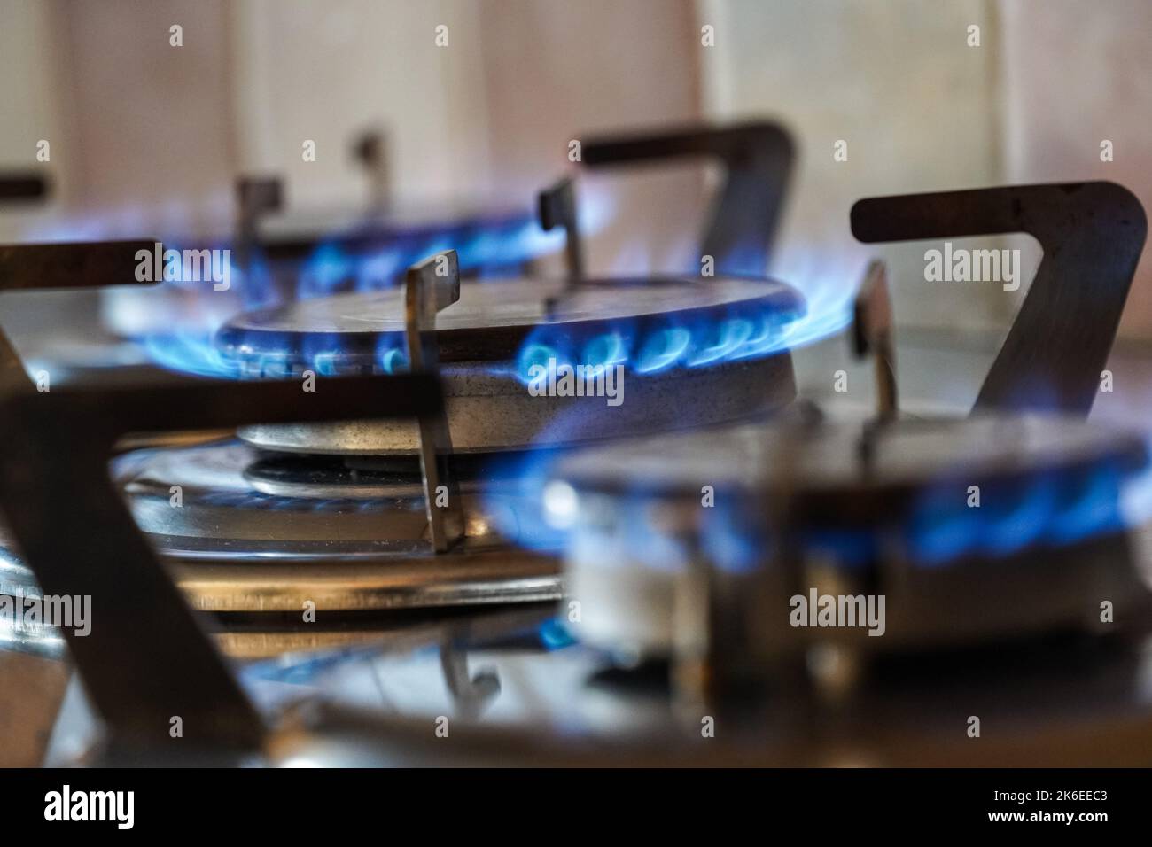 Blaue Gasflammen brennen auf einem Gasherd, Gasherd der Küche Stockfoto