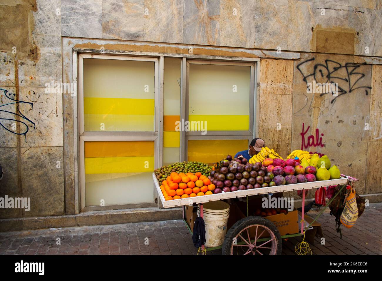 Obststand, gelbe Wand und Fenster, Cartagena, Kolumbien Stockfoto