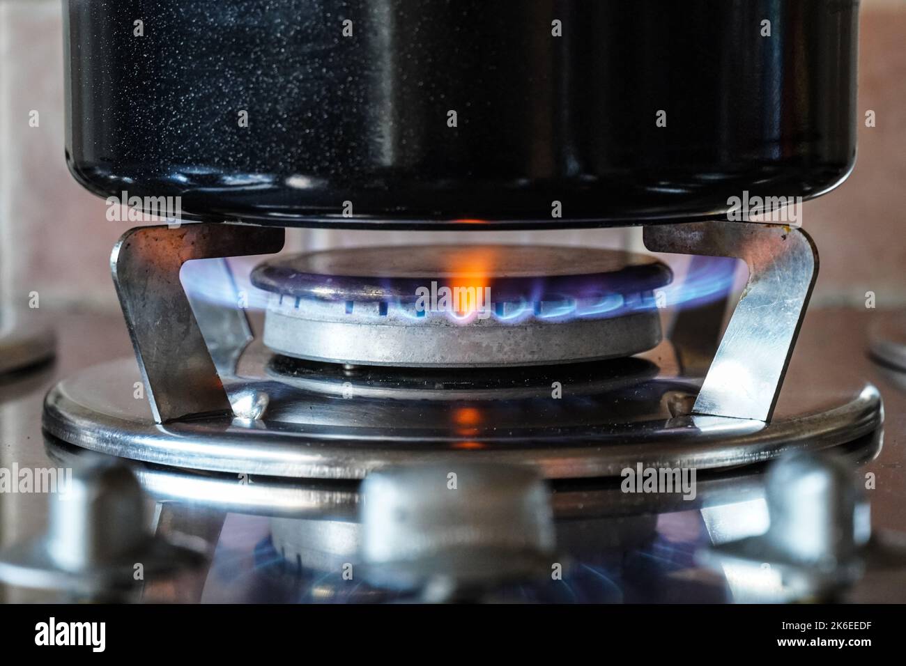 Blaue Gasflammen brennen auf einem Gasherd, Gasherd der Küche Stockfoto