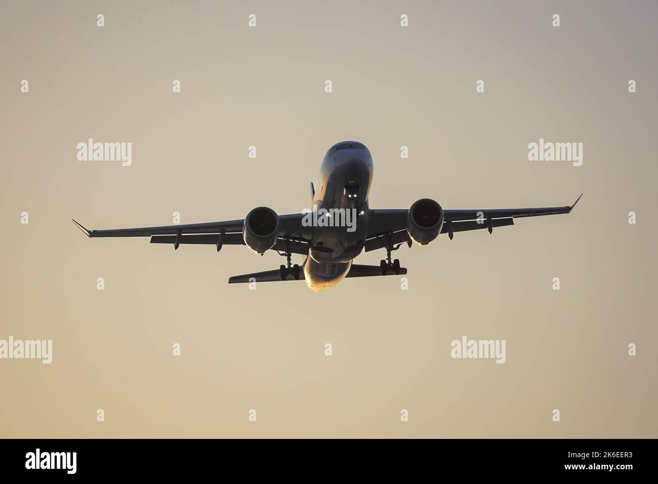 Silhouette der Landung am Flughafen bei Sonnenuntergang Stockfoto