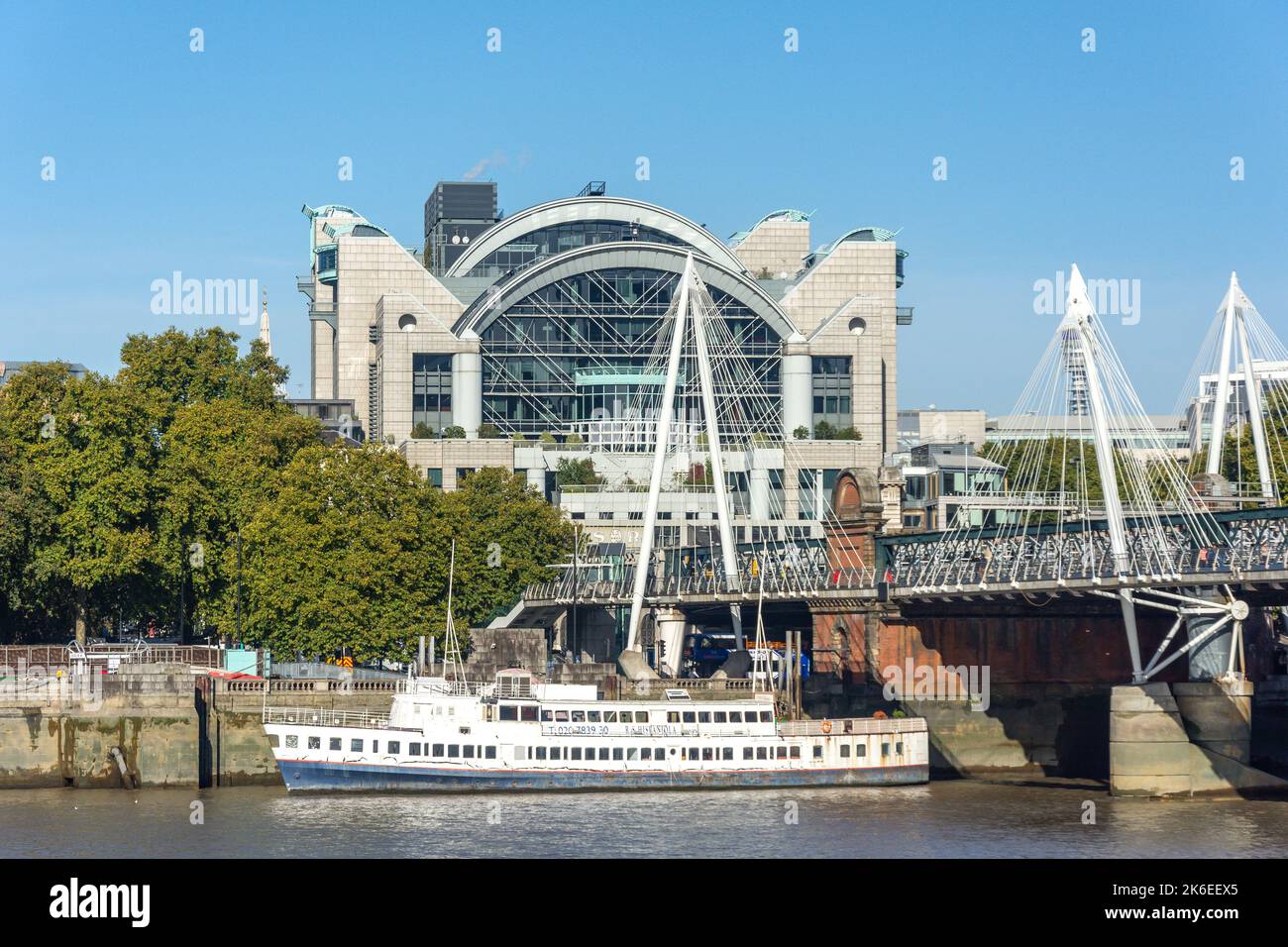 Charing Cross Railway Station across River Thames from Southbank, London Borough of Lambeth, Greater London, England, United Kingdom Stockfoto